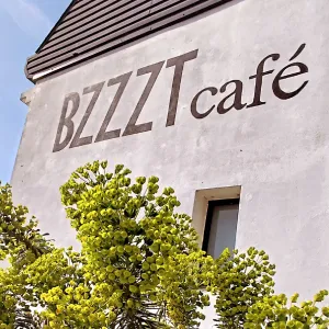 BZZZT café