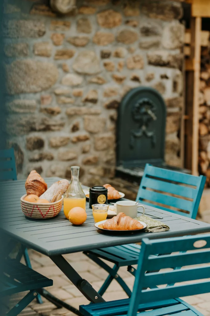 photographie de la terrasse à l'heure du petit déjeuner